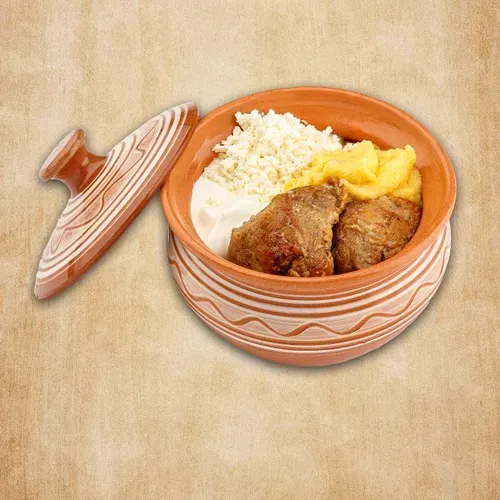 Banoș cu tocană, smântână și brînză de oi